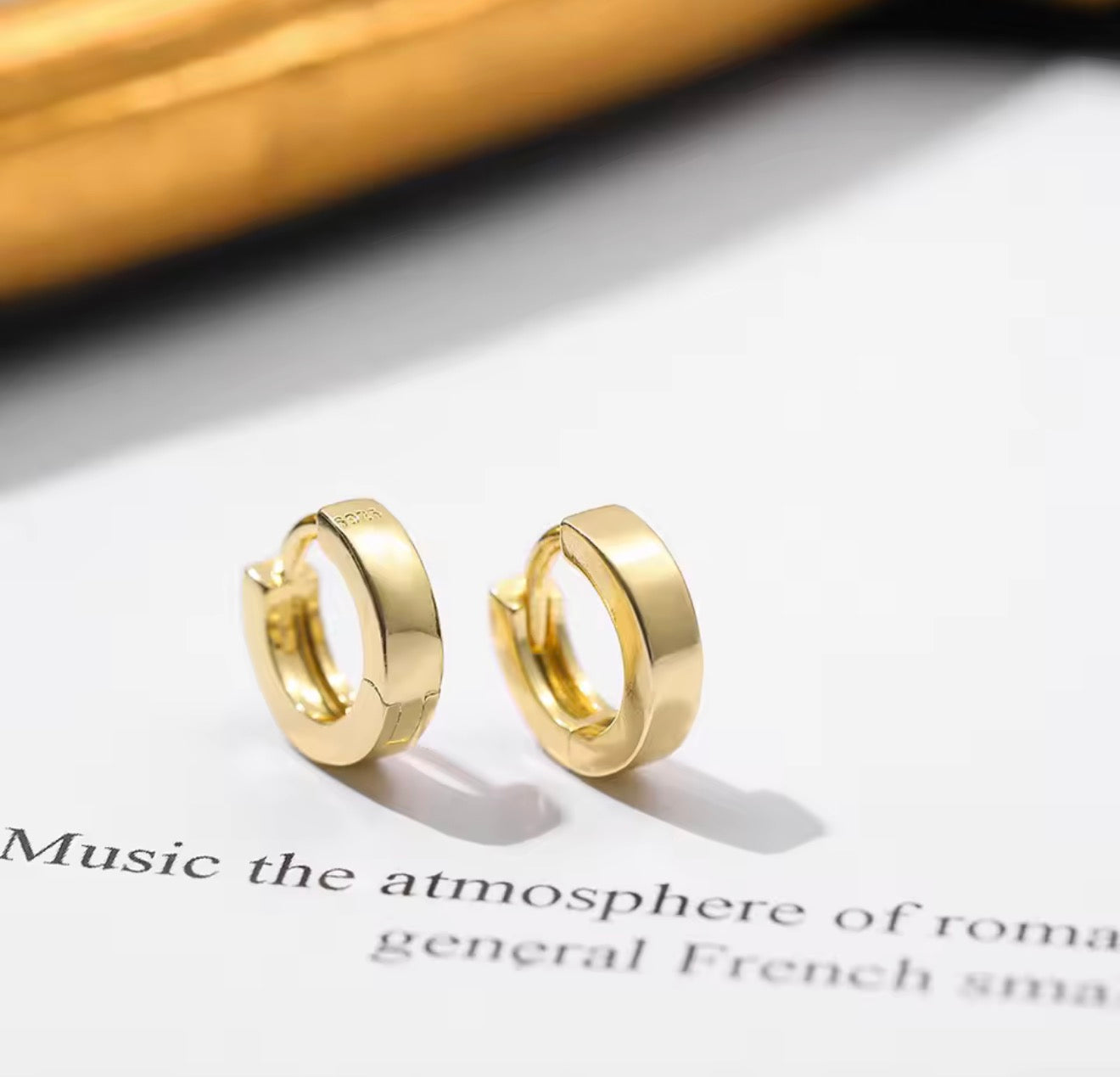 Luna Huggies – Minimalistische Gold-Creolen (13 mm)